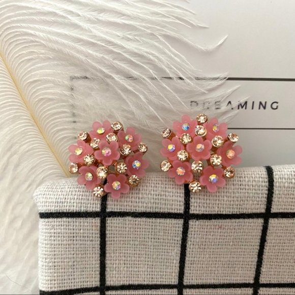 Flower Stud 4 colors - Picture 2 of 12
